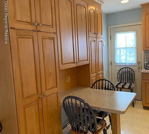 5th image of 42 Hyannis St