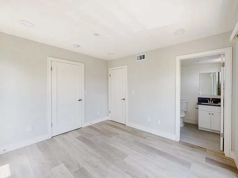 953 1/2 N Mariposa Ave #1/2 — Photo 17