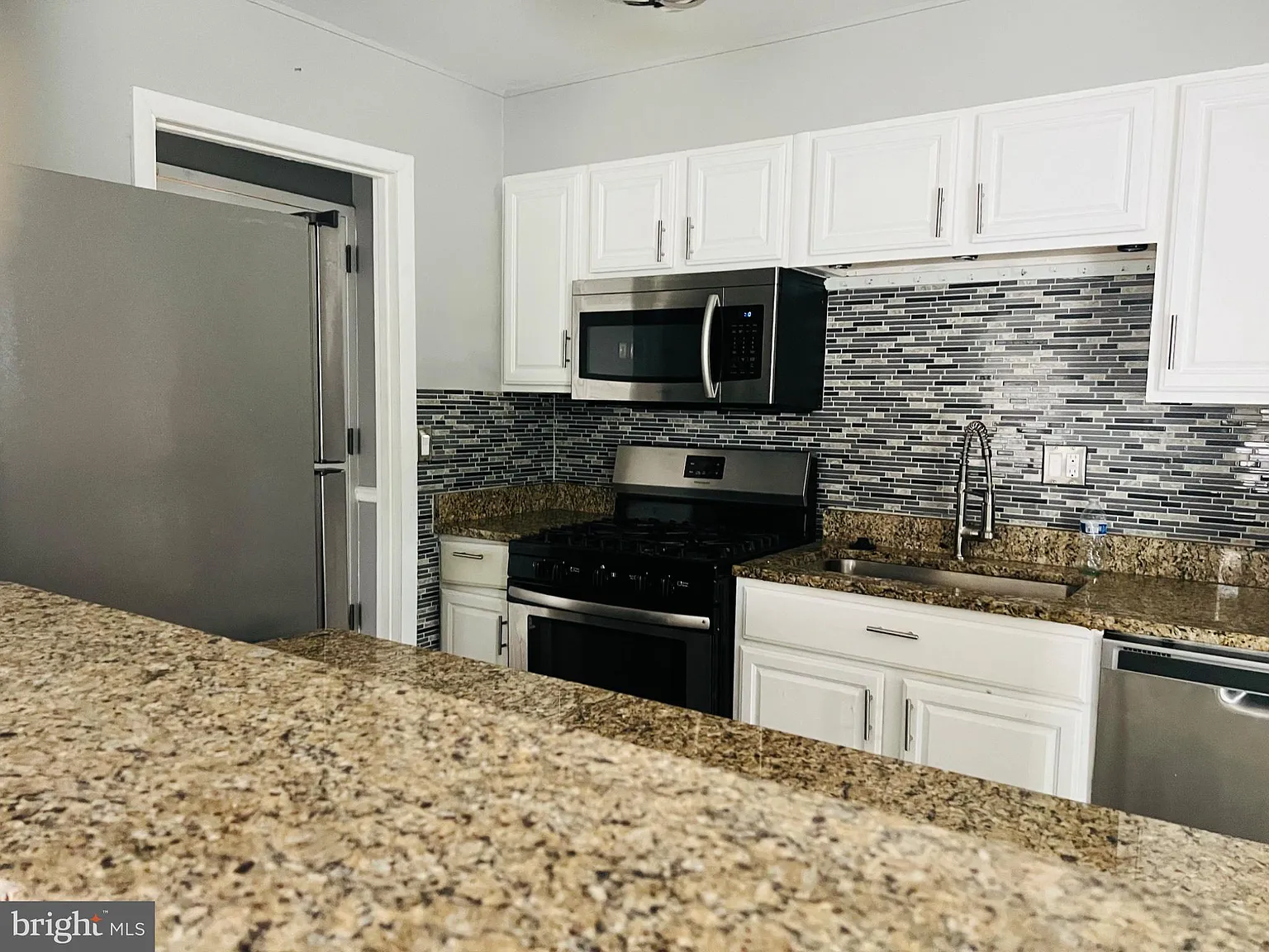 2 bed, 1.0 bath, 894 sqft, $1,750 — Photo 1