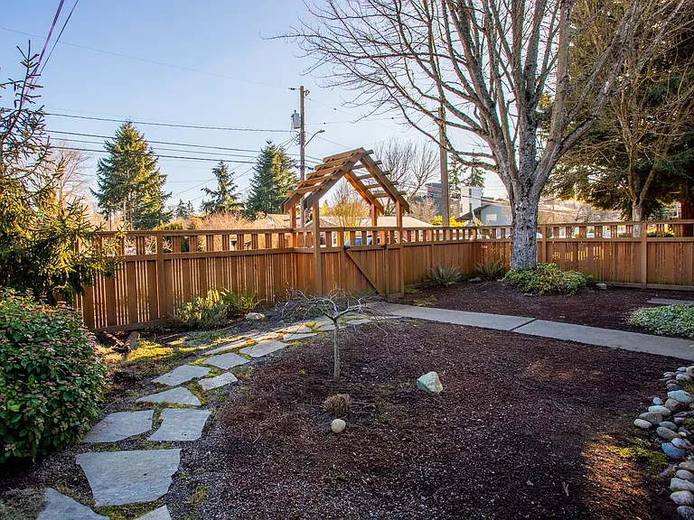 Fully enclosed front yard
