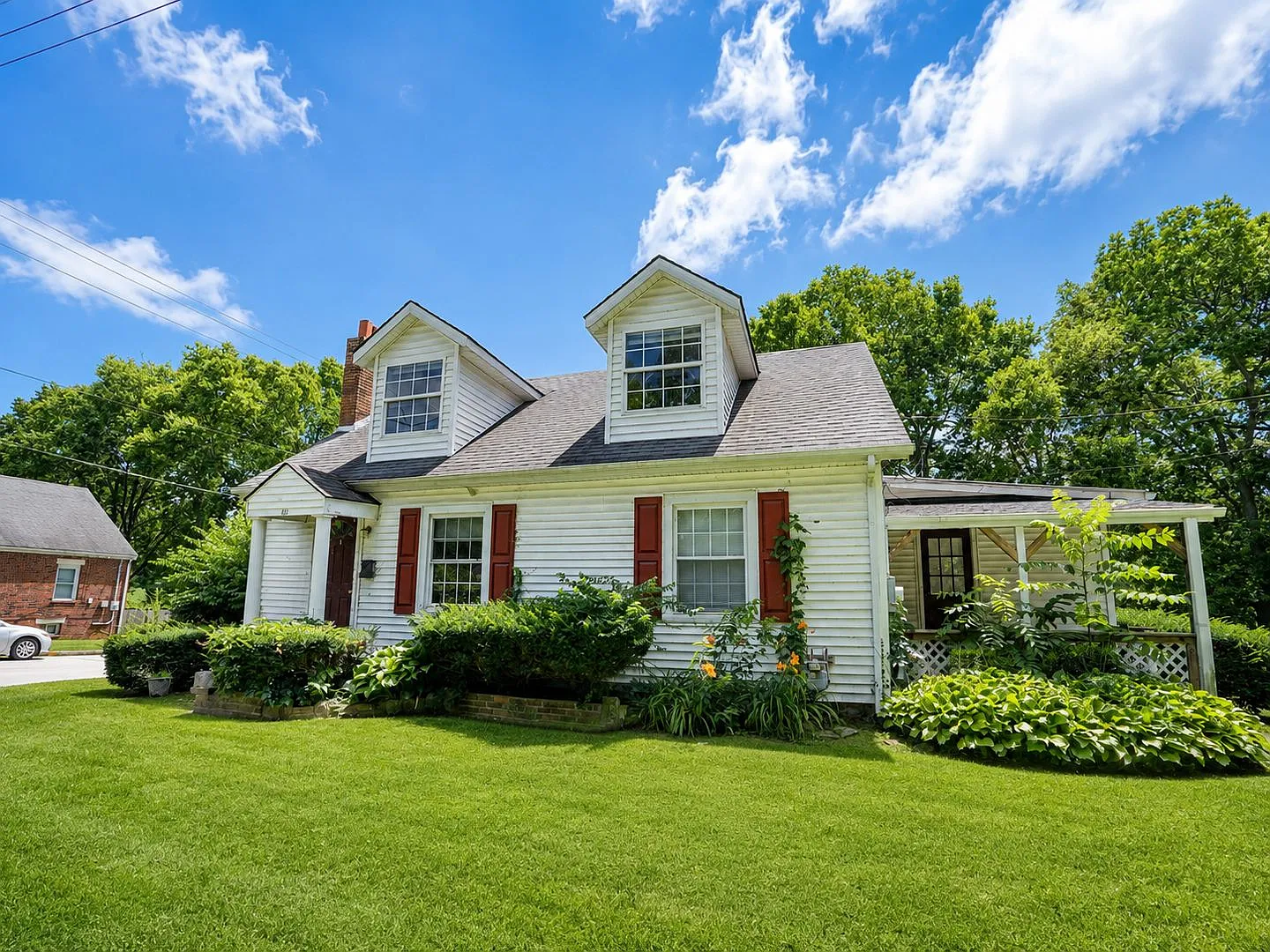 5 Bedroom | 2 Bathroom Campus Rental — Photo 1