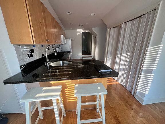 2nd image of 323 N Maple Ave Unit 2