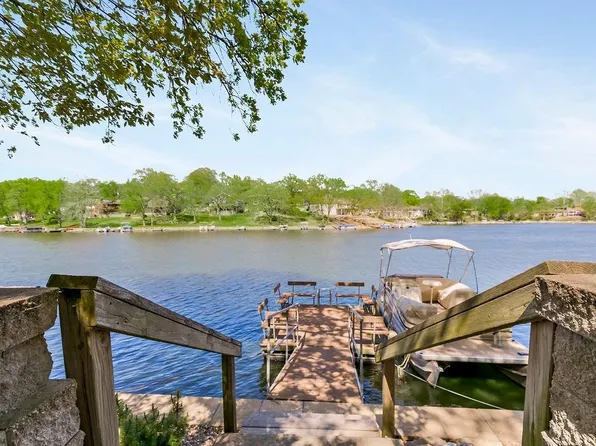 771 NW South Shore Dr, Lake Waukomis, MO 64151