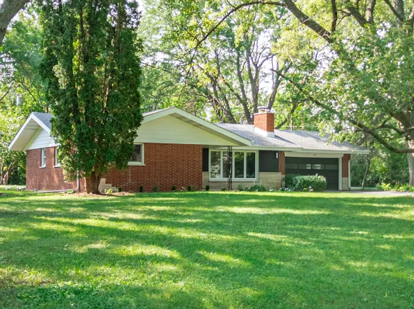 2815 Skyline Dr, Crystal Lake, IL 60012
