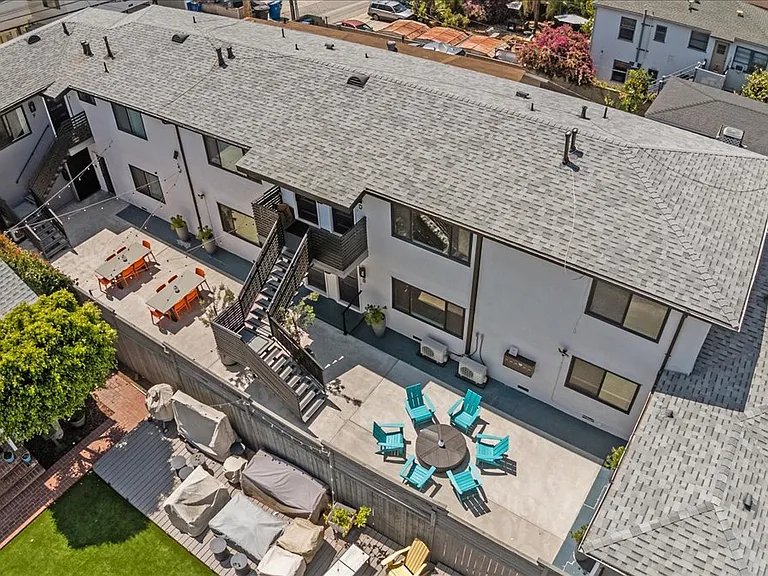 Great outdoor community lounge and dining area in the courtyard.