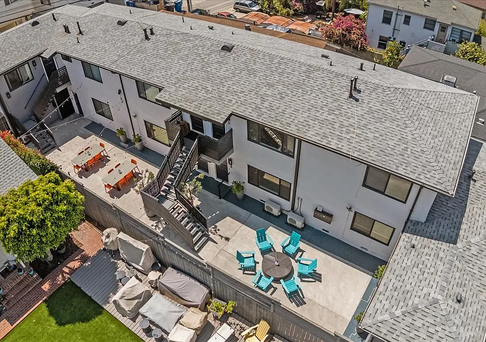 Great outdoor community lounge and dining area in the courtyard.