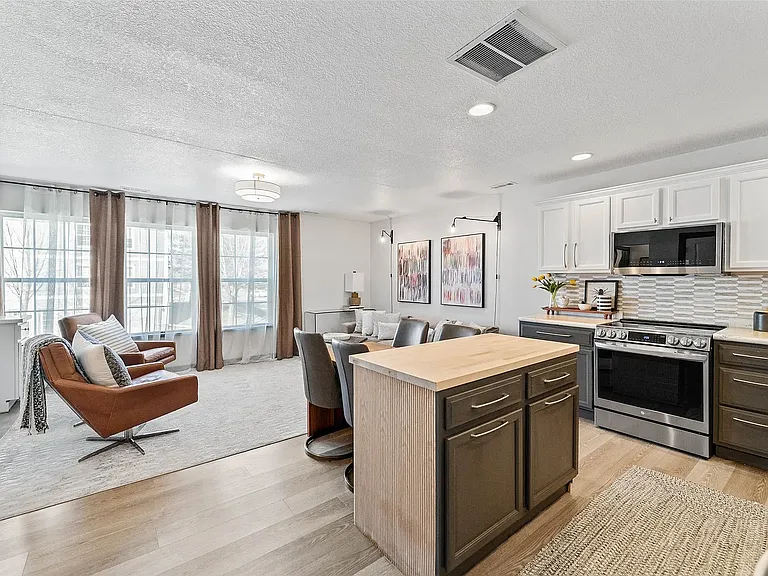 3007 SW Sharmin Ln — Photo 2