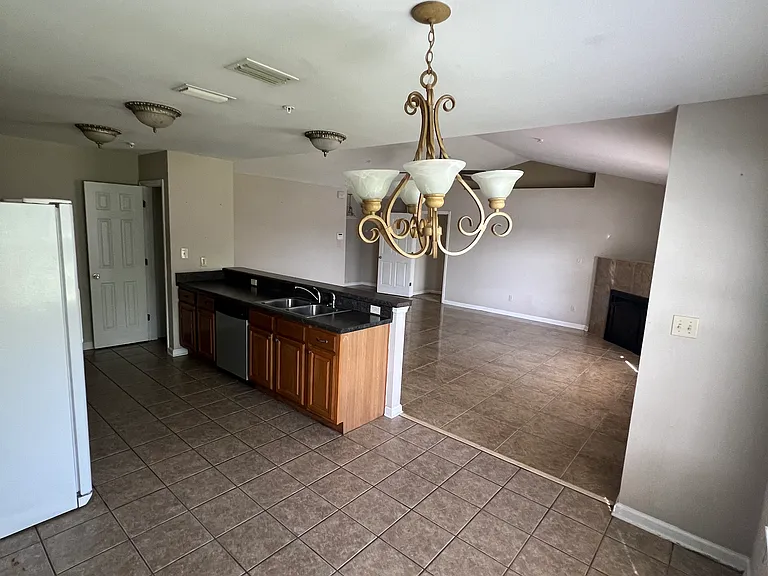 4585 Old Bainbridge Rd — Photo 2