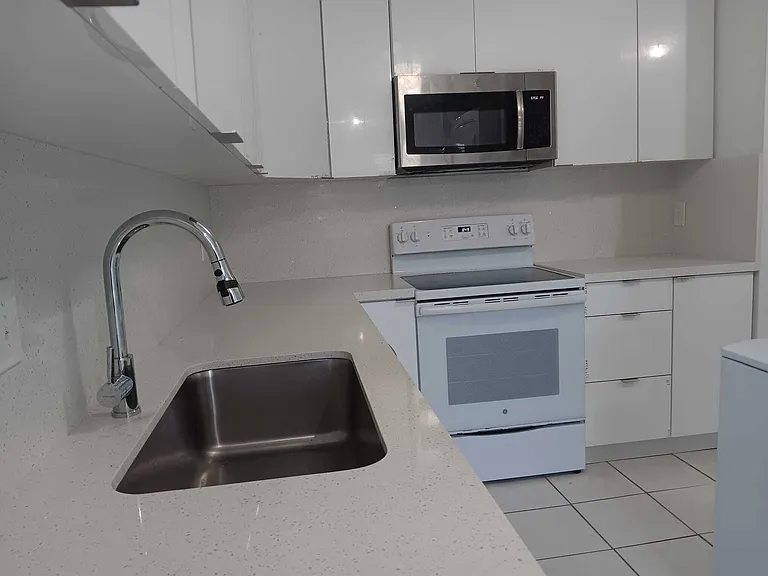 20886 Vinesta Cir #313 — Photo 6