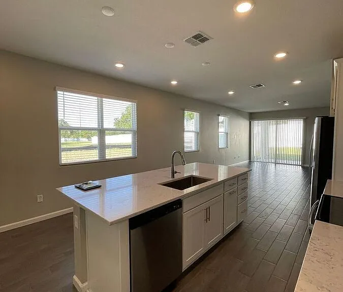 824 Blue Creek Dr — Photo 3