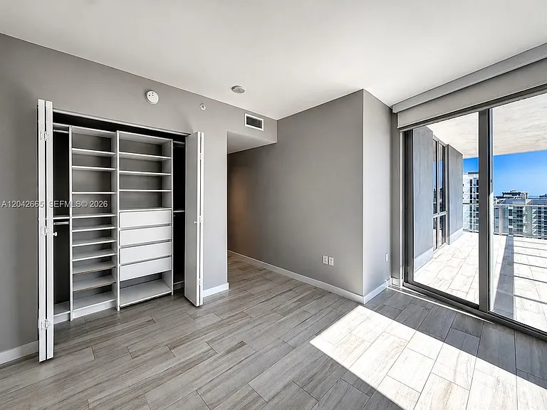1010 SW 2nd Ave #1809 — Photo 3