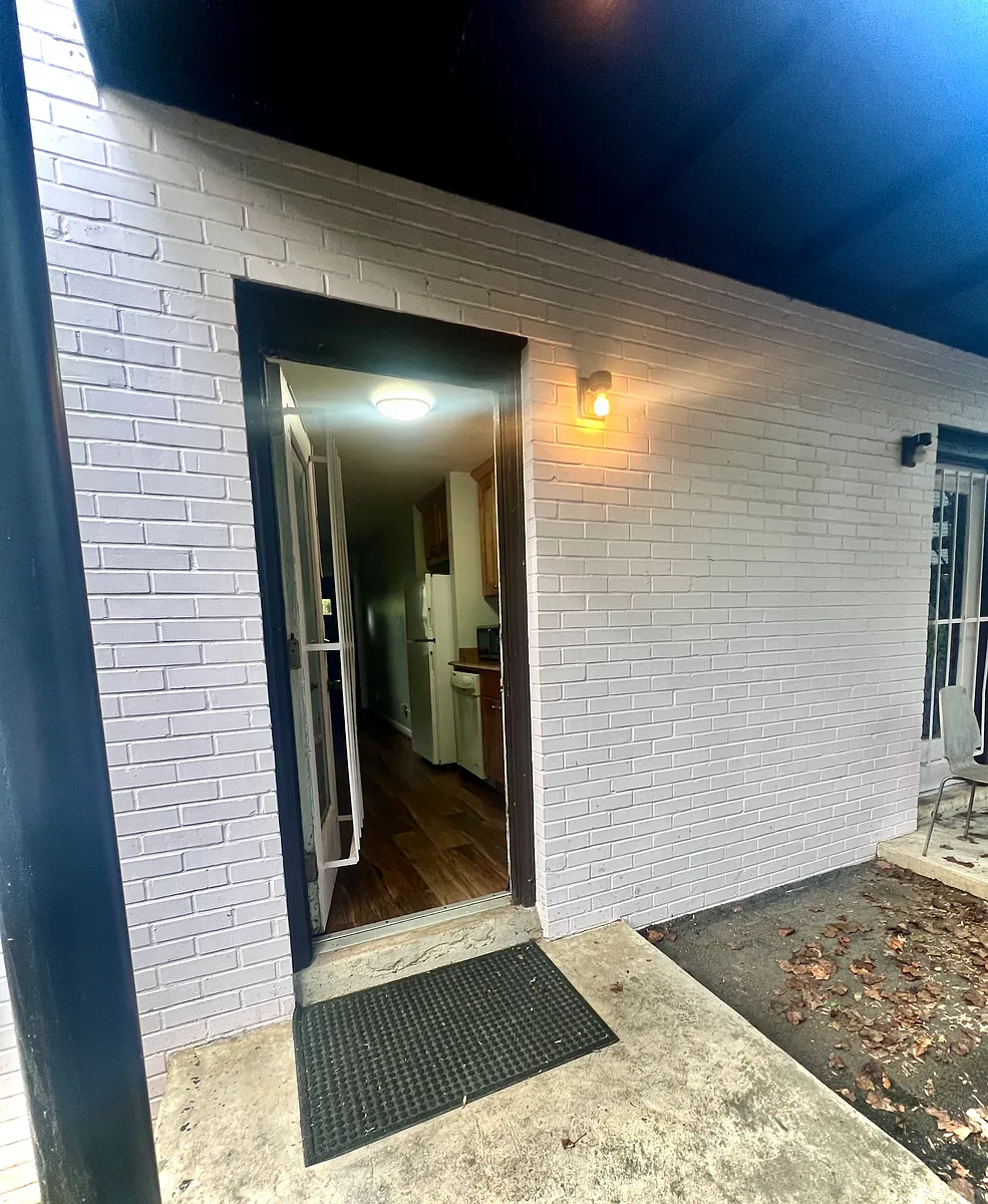 Building Photo - 860 Monroe Dr NE #8