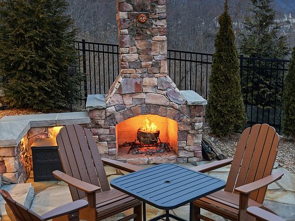 3rd image of 570 Sun Valley Rd