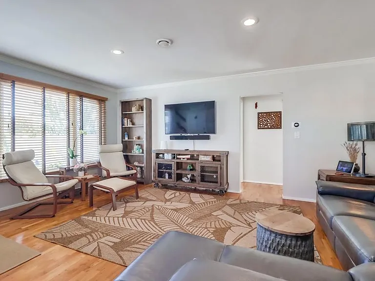 984 Catalina Blvd — Photo 4