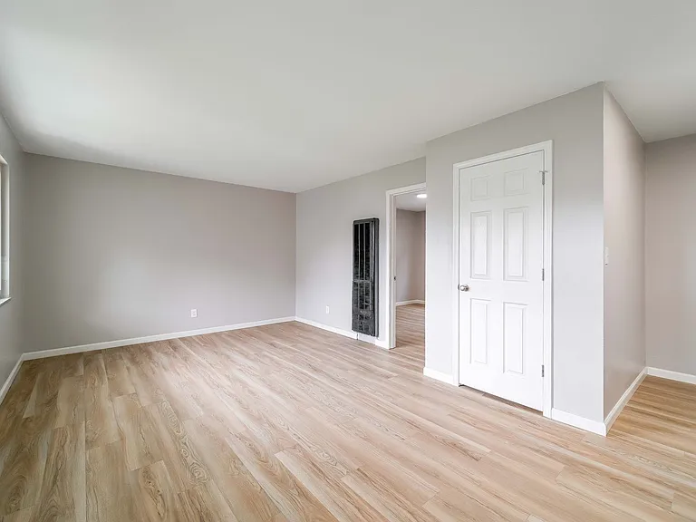 1075 Oak St — Photo 31