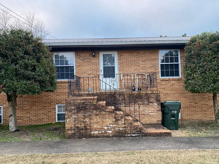 104 Skyview Dr — Photo 1