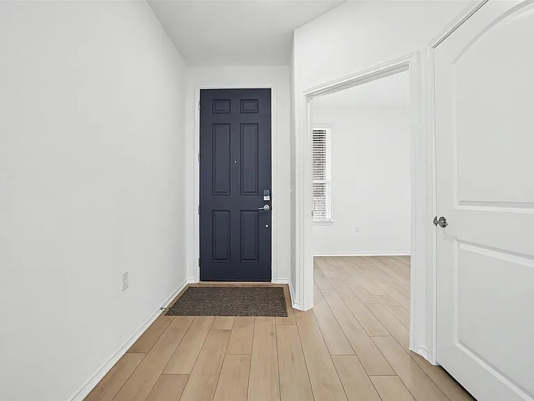 310 Livewater Ln — Photo 2