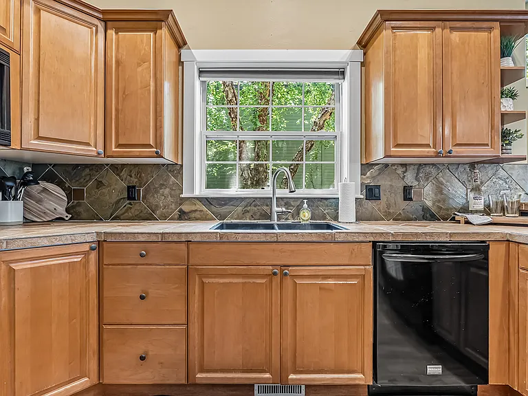246 W Colchester Dr — Photo 16