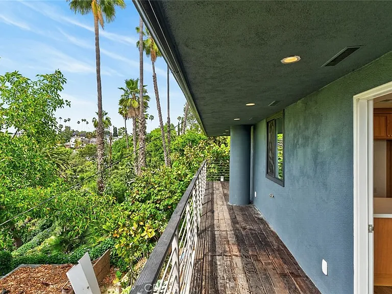 901 Micheltorena St — Photo 40
