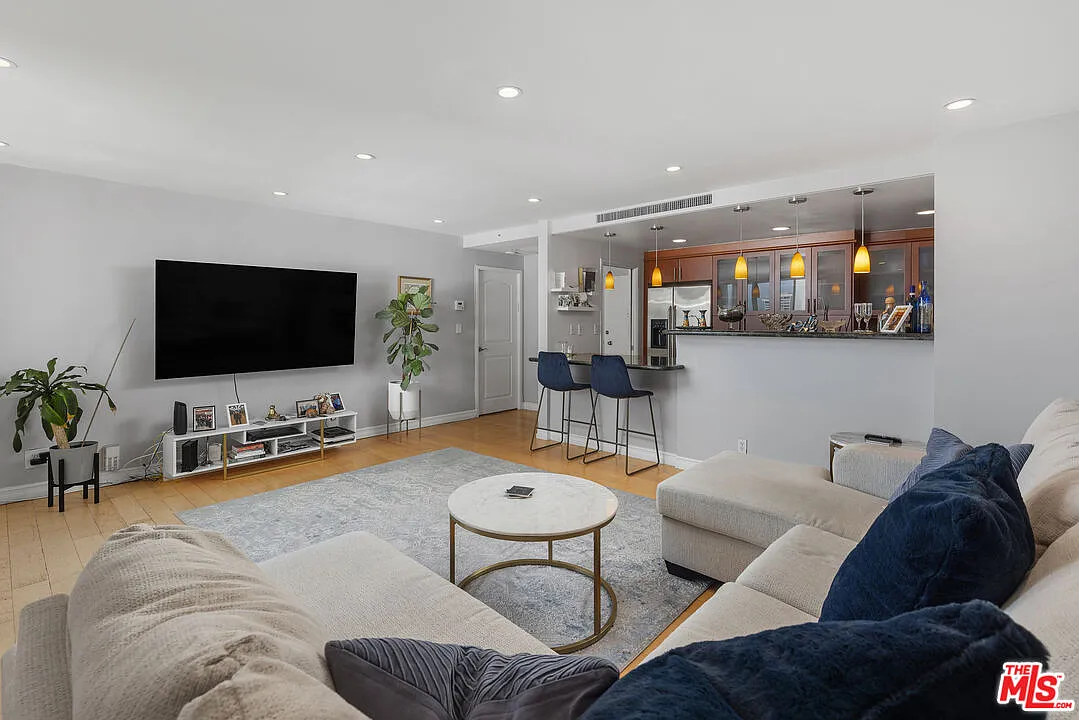 1 bed, 1.0 bath, 815 sqft, $3,600 — Photo 1