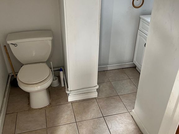 4th image of 372 Tulip Ave
