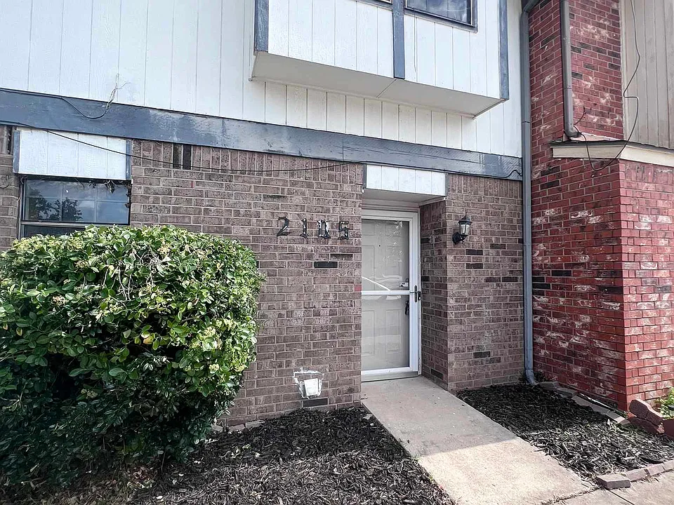 2105 NW 118th Ter