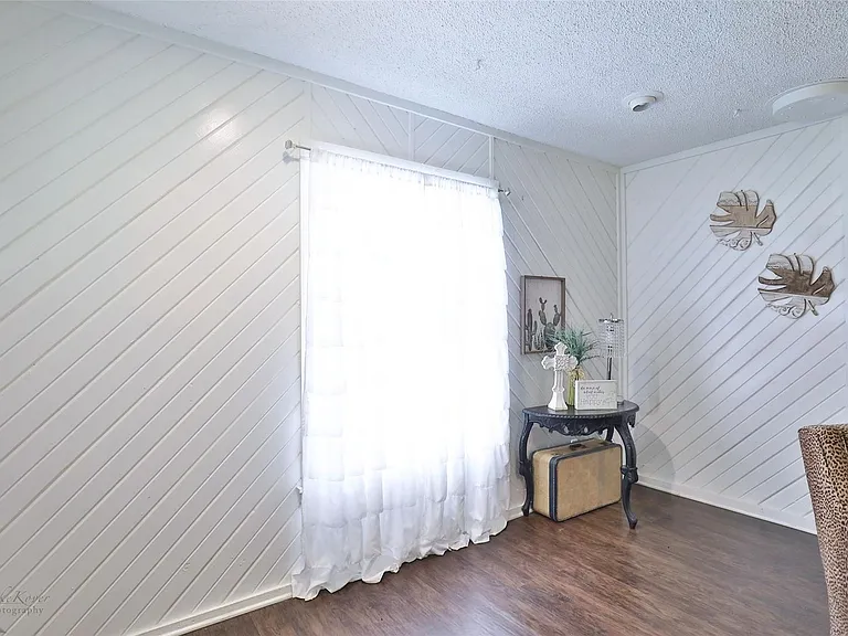 218 College Dr — Photo 4