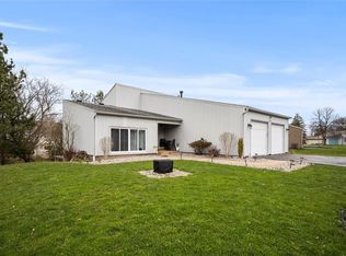 20 Live Oak Ct, Penfield, NY 14526