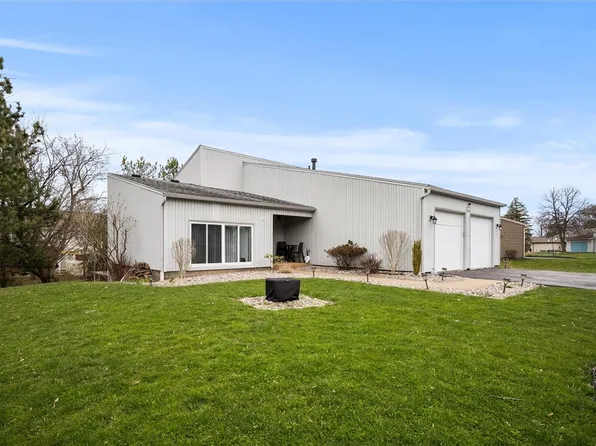 20 Live Oak Ct, Penfield, NY 14526