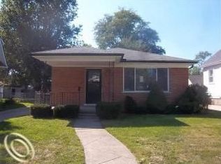 22055 Elmwood Ave, Eastpointe, MI 48021