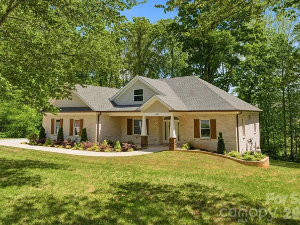 2442 Falcon Ln, Statesville, NC 28625