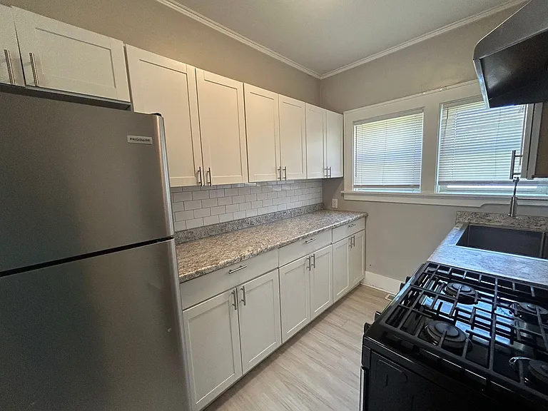 406 Oak St — Photo 5