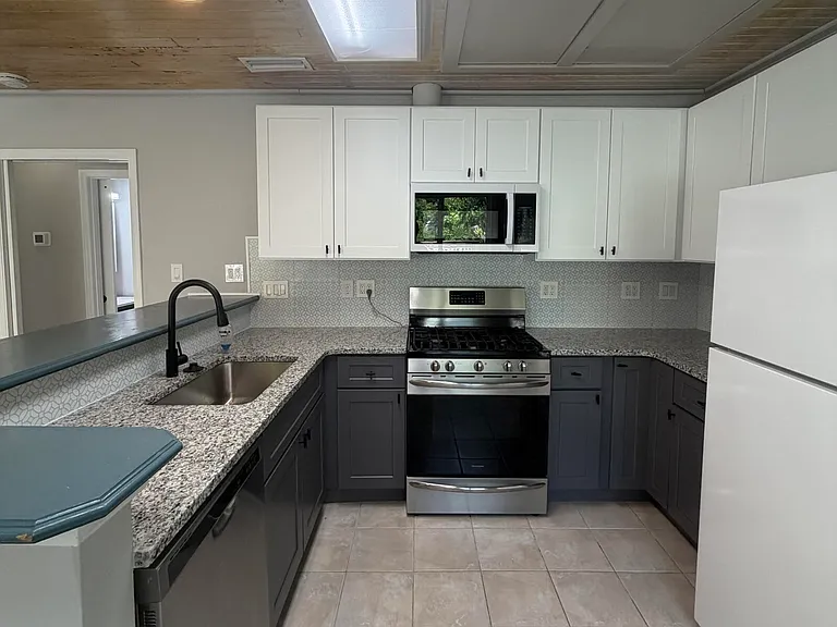 736 W King St #A — Photo 9