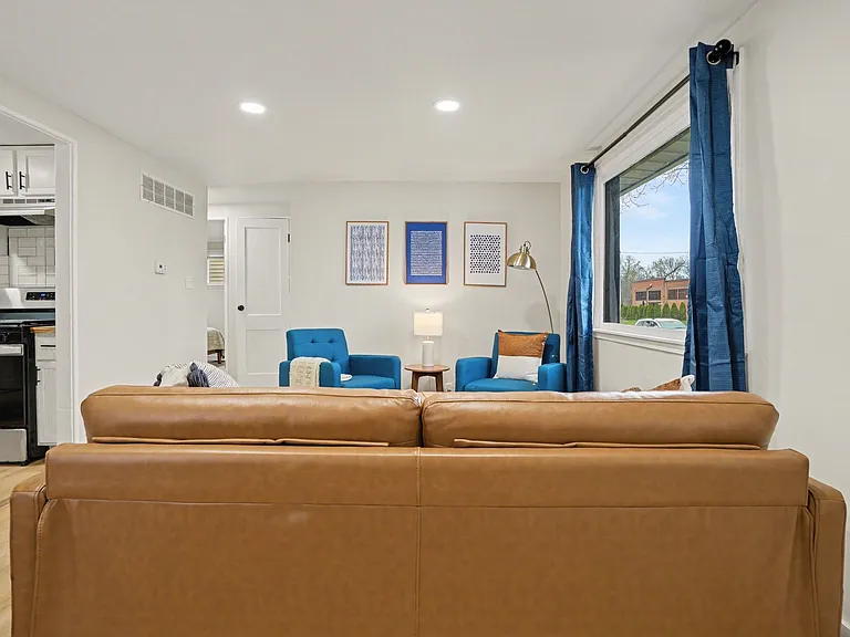 1110 Roberts St — Photo 12