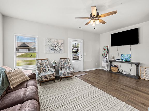 3rd image of 350 Ridgeview Cir