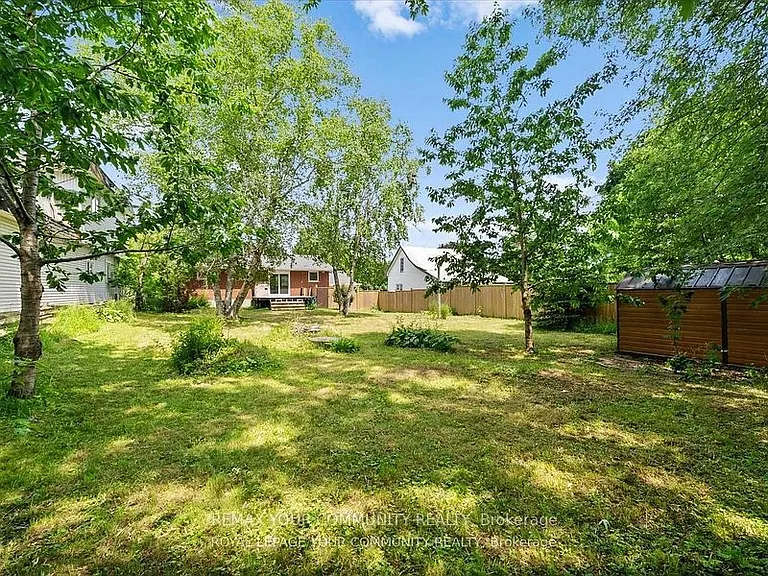 93 Westmount Dr S #LOWER — Photo 10