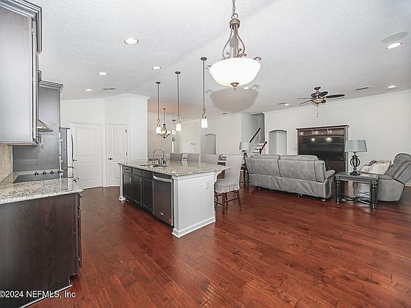 5th image of 349 N BELLAGIO Drive