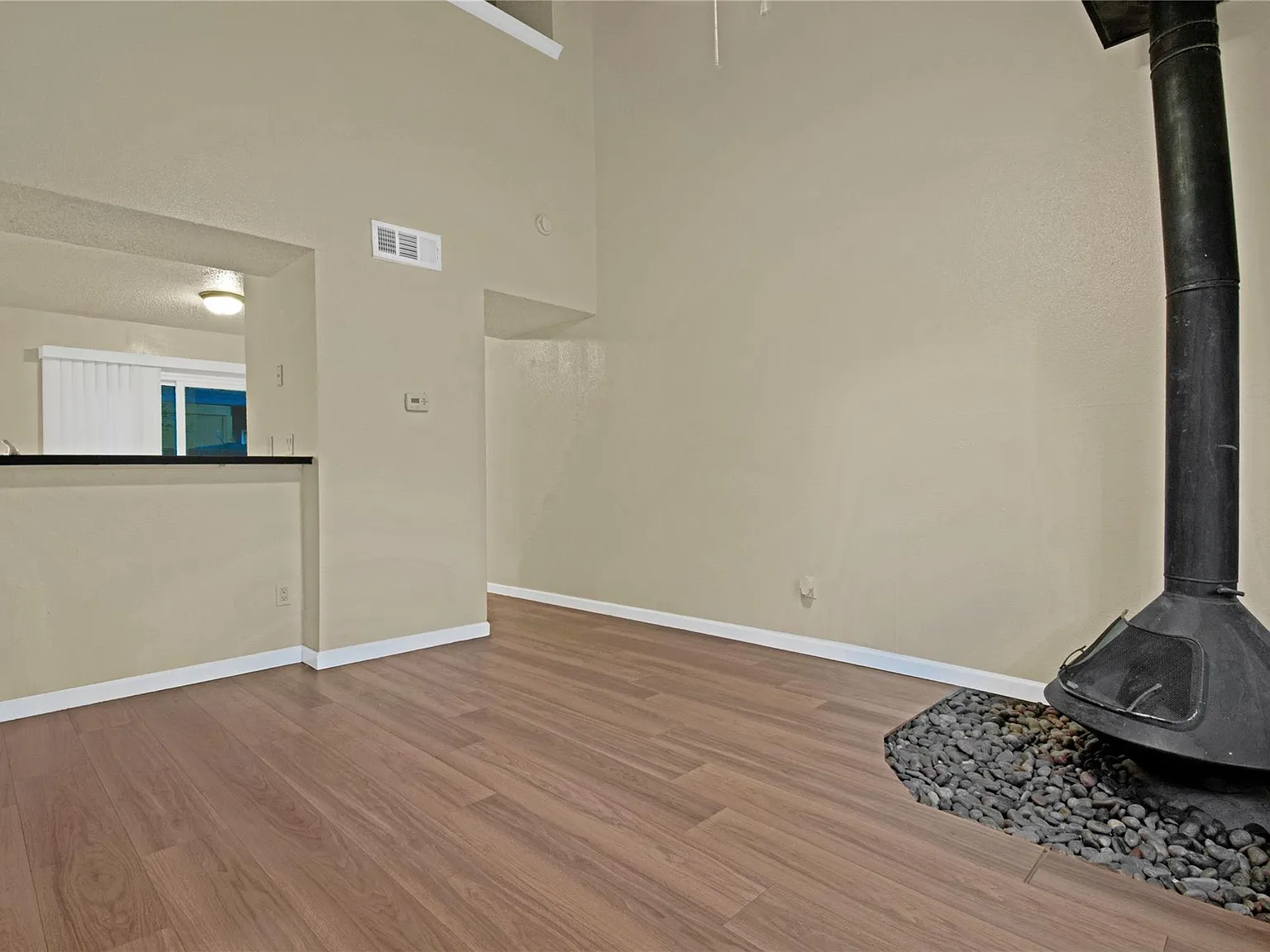 1 bed, 1.0 bath, 588 sqft, $1,095 — Photo 3
