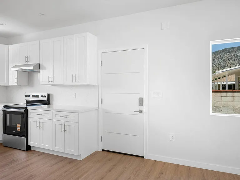 10939 Nassau Ave — Photo 3