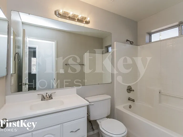 934 E Elgin St — Photo 12