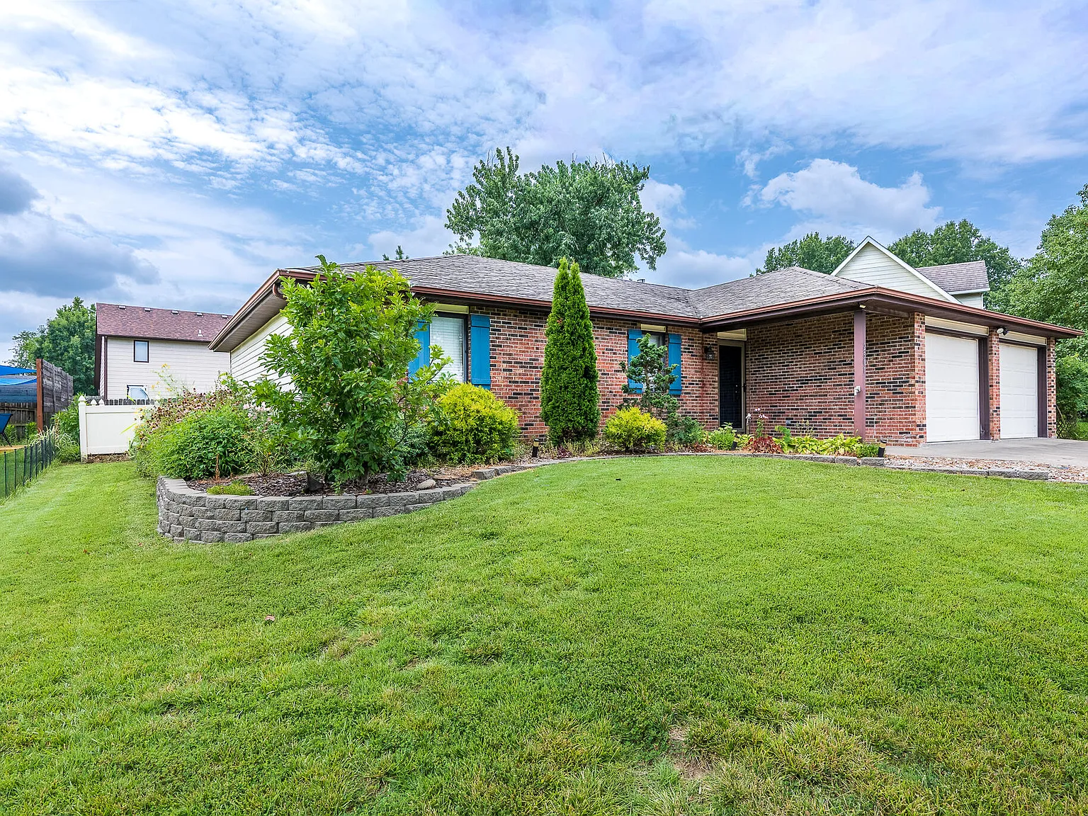 3 bed, 2.0 bath, 1350 sqft, $1,695 — Photo 3