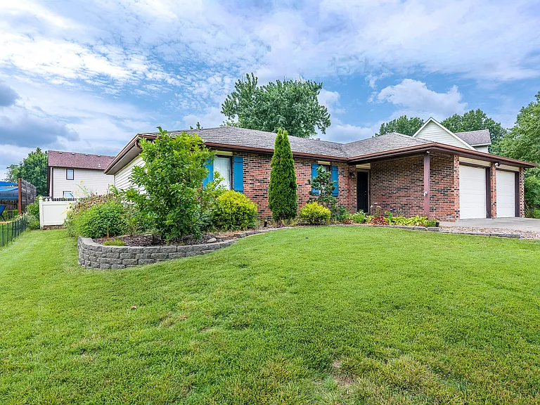 2301 Winchester Dr — Photo 3