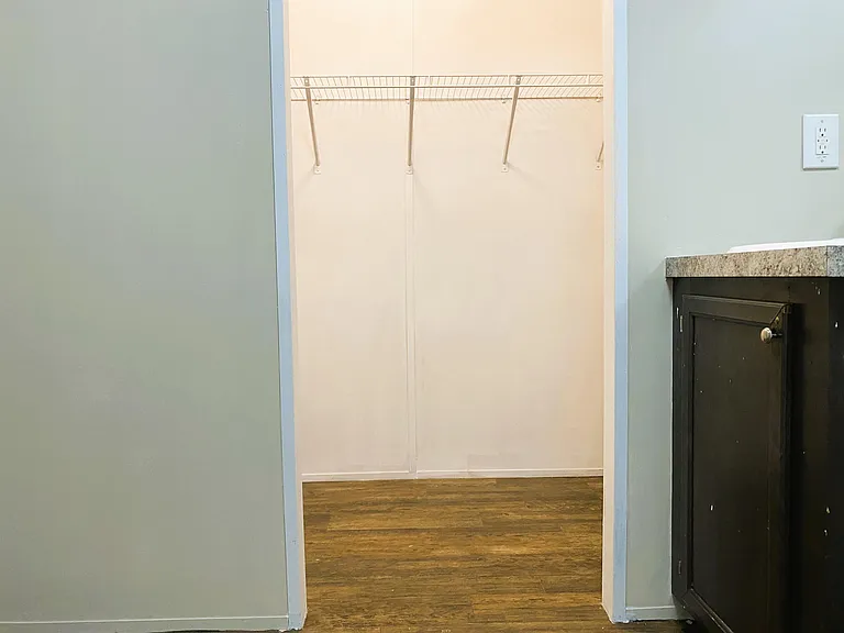502 Blakley Dr — Photo 3