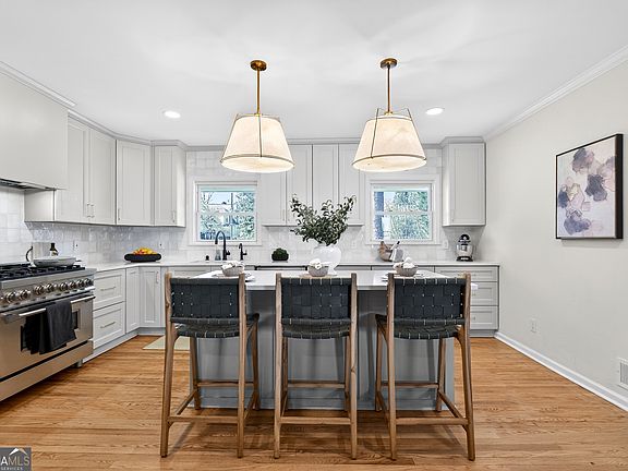 4th image of 3811 N Stratford Rd NE