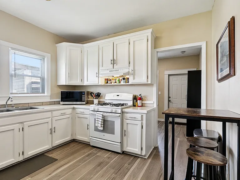 112 Saint Charles Pl — Photo 4