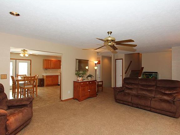 4th image of 107 Collins Ct