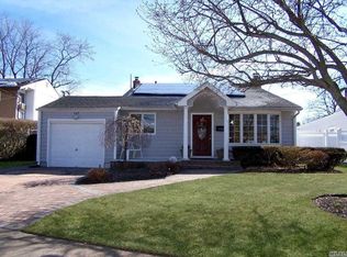 269 Woods Rd, North Babylon, NY 11703