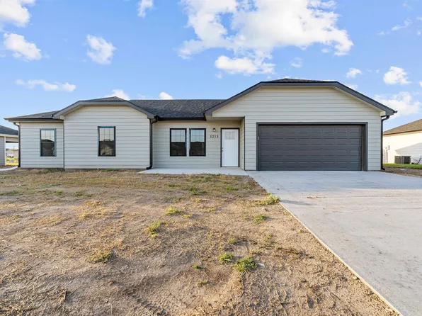 1213 Harbor Dr, Salina, KS 67401