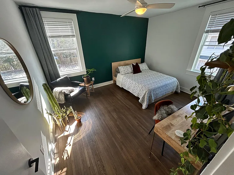 Guest room with queen bed and desk
