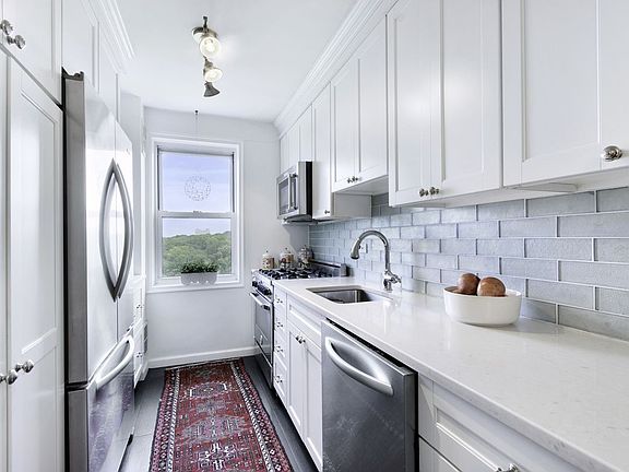 2nd image of 4555 Henry Hudson Pkwy APT 1004